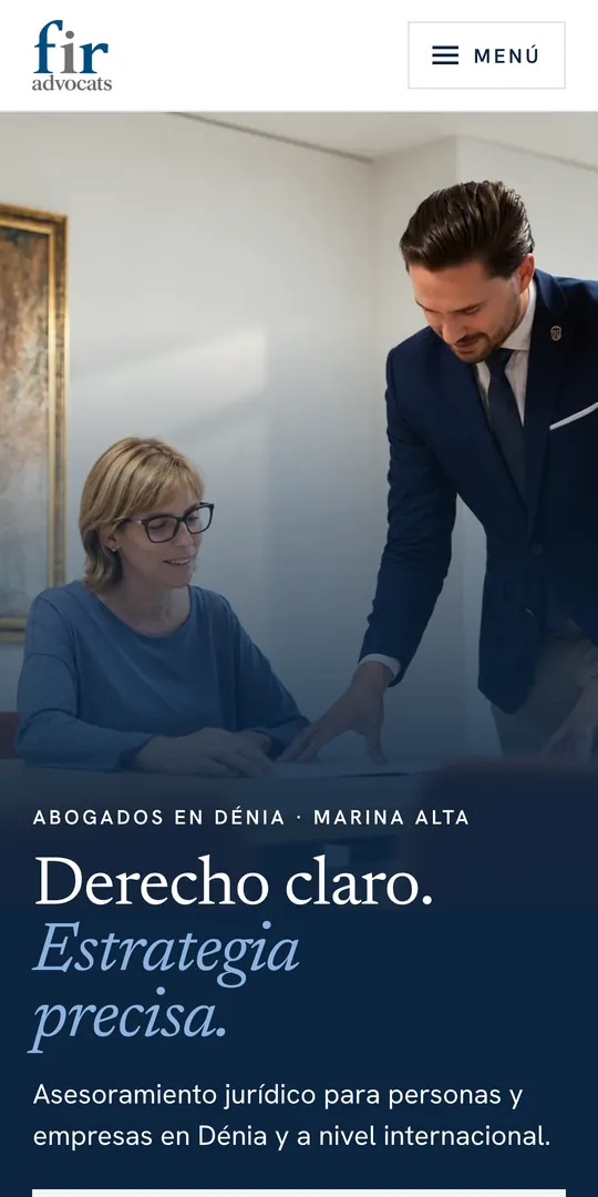 Portada de la web de FIR Advocats en móvil: «Derecho claro. Estrategia precisa.» con dos abogados del despacho de Dénia