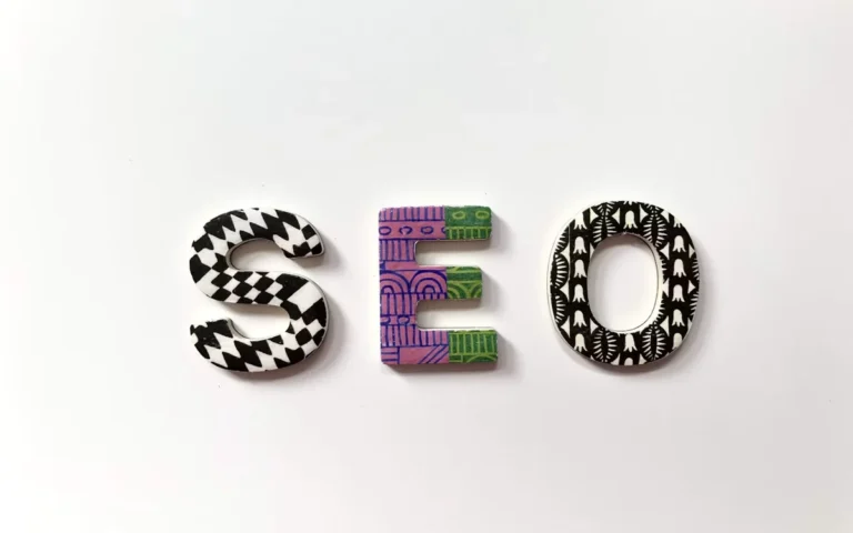 Letras S, E y O de madera con estampados sobre fondo blanco